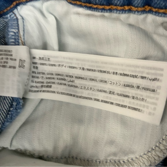 Abercrombie and Finch The 90’s Straight Ultra High Rise. Medium Wash. 29/8. - Picture 5 of 6